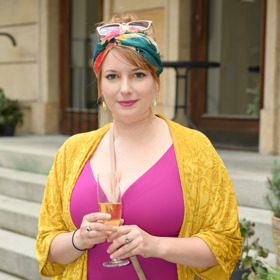 Malvína Pachlová se zahalila do pestrých barev a saténový šátek vetkla do vlasů. 