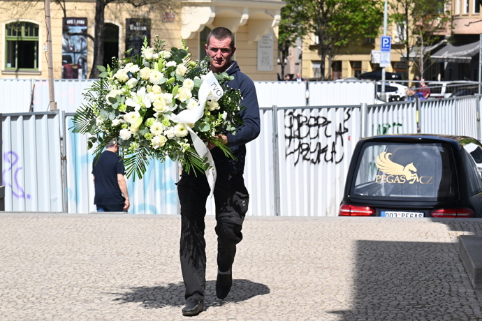 FOTO: Do kostela se nosily i věnce. – stránka 91