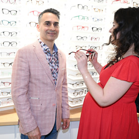Radek Banga si byl vybrat nové brýle a Veronika u toho nesměla chybět. 