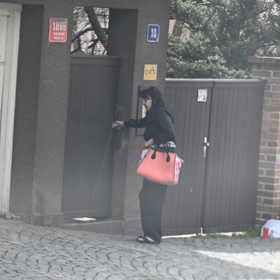 Dáda Patrasová odcházela ven.