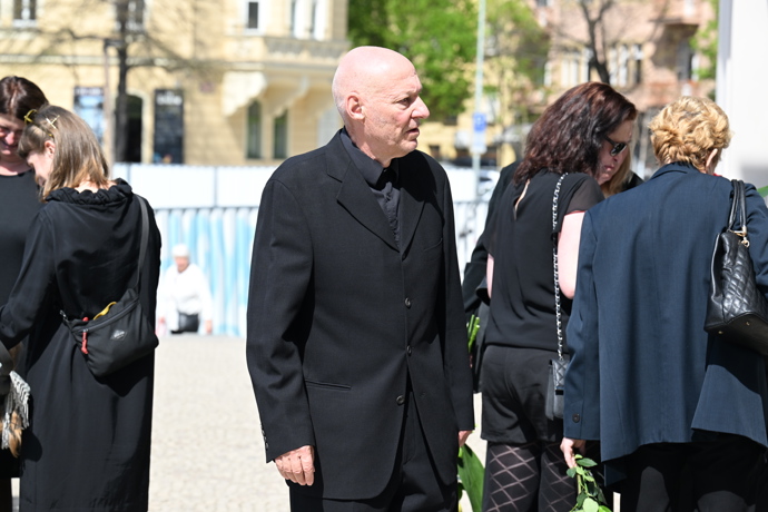 FOTO: Zádušní mše za herce a dabéra Aloise Švehlíka. – stránka 66
