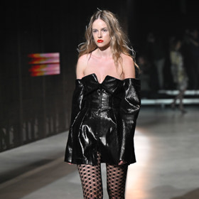 Modely nové kolekce jsou také z kůže a mnohé z nich mají mini délku. 