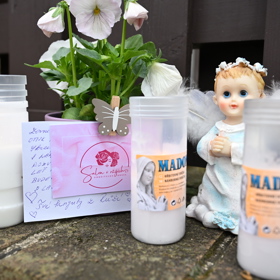 Po smrti Aničky vzniklo u domu jejích rodičů pietní místo.