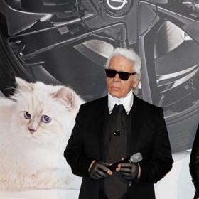 Návrhář Karl Lagerfeld proslul nejen jako módní tvůrce Chanelu, ale také jako "táta" chundelaté kočky Choupette.