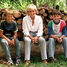 Módní vkus Lady Diany inspiruje dodnes a není divu. Bílá košile a modré džíny jsou nestárnoucími kousky