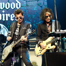 Johnny je zároveň rocková hvězda. Už dlouhé roky vystupuje s kapelou Hollywood Vampires.
