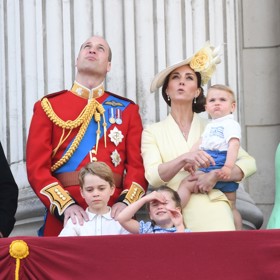 Princ Louis, nejmladší potomek prince Williama a Kate Middleton, debutoval při oficiální akci britské královské rodiny v červnu roku 2019, kdy mu bylo 14 měsíců. Zarputilý výraz, kterým tehdy pobavil přihlížející přehlídky Trooping the Colour, se pro něj v následujících letech stal naprosto typickým.