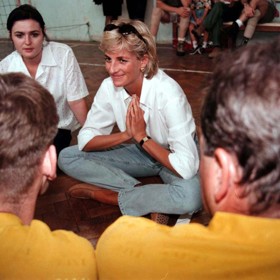 Princezna Diana se většinou musela držet pravidel královského protokolu. Sama ale upřednostňovala uvolněné a ležérní outfity