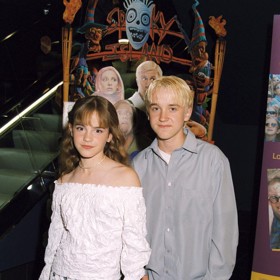 V roce 2002 se vlasový styl Emmy Watson až nápadně podobal tomu, který ve filmech o Harrym Potterovi prezentovala její hrdinka Hermiona Granger - tedy přirozené vlny, které Emma navíc ozvláštnila jemnou ofinkou.