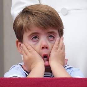 Rok 2022 a další zkouška Louisových nervů, opět v podobě vojenské přehlídky, kterou spolu s tátou, mámou a sourozenci sledoval z balkonu Buckinghamského paláce. To prostě jako čtyřleté dítě zažít nechcete.