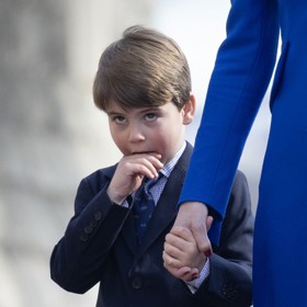 Mnoho vzrušení pětiletému dítěti nepřináší ani velikonoční bohoslužba. Tady to Louis ale zvládl vcelku elegantně s prstem v puse.