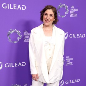 Krásná Mayim Bialik.