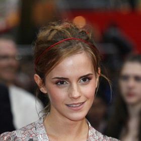 Herečka miluje čelenky všeho druhu a dává to často najevo i na červeném koberci. Třeba jako roku 2009 na premiéře Harryho Pottera a Prince dvojí krve, kdy si příznačně zvolila dvojitou červenou čelenku krásně korespondující s barevnými detaily na šatech.