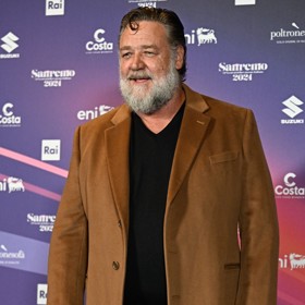 Dnes držitel dvou Oscarů připomíná generála Maxima jen velmi vzdáleně. Žije v ústraní, více než herectví se věnuje zpěvu a sledování rugbyových zápasů s plechovkou dobrého piva v ruce.