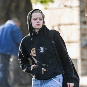 Jinak si Angelina a Shiloh nemohou být vzdálenější. Zatímco herečka pečlivě dbala na svůj post sexsymbolu a vychutnávala si pozornost, Shiloh svou krásu pečlivě skrývá v chlapeckých mikinách a o světla ramp ani v nejmenším nestojí.