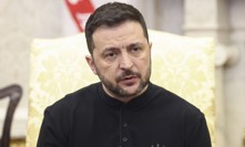 Volodymyr Zelenskyj během schůzky koulel očima a zaujal nesouhlasný postoj. 