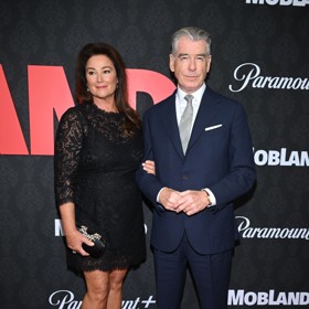 Pierce Brosnan a Keely Shaye Smith se objevili na premiéře filmu MobLand. Manželka filmového Jamese Bonda loni zhubla 45 kilogramů a novou postavu hrdě ukázala v krajkových minišatech.