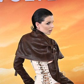 Modelka Julia Fox ukázala zadek.