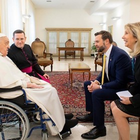 Papež František na setkání s viceprezidentem USA J.D. Vancem. 