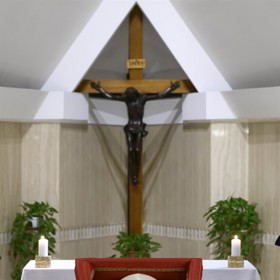 Tělo papeže Františka je nyní vystaveno.