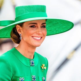 Co se týče líčení očí, Kate dává přes den přednost spíše přirozenému looku. Linky si nanáší do vnějších koutků a na linii spodních řas. Víčko pak zdobí hnědými stíny a nezapomíná ani na řasenku. To vše krásně završuje husté upravené obočí.