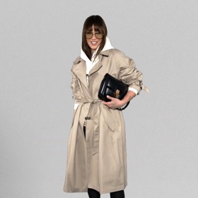 Trenčkot můžete obléknout i přes mikinu ke sportovnímu outfitu, zde je důležité pohlídat všechny detaily včetně vytažené kapuce i rukávů.