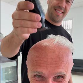 Richard Chlad si nechal oholit hlavu a podpořil tím Filipa Turka.