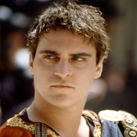 Pro Joaquina Phoenixe byla role císaře Commoda první velkou dospěláckou úlohou, navíc ve velké produkci. Obstál v ní ale na výbornou. Podstatnou část role odehrál v podstatě jen očima, v čemž je možná nejlepší na světě (spolu se svým idolem Robertem De Nirem). Ačkoliv měl v Gladiátorovi velmi nevděčnou roli, dokázal jí vtisknout jistou lidskost, tudíž jste většinu filmu nevěděli, zda Commoda v jeho podání litovat, nebo nenávidět.