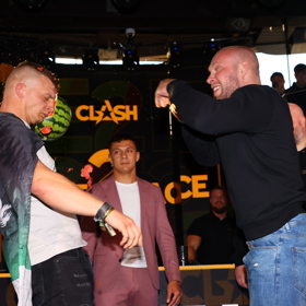 Rendys rozpůlil meloun o Patrikovu hlavu.