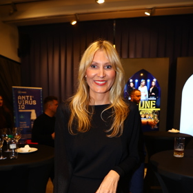 Modelka ukázala, že malé černé šaty prostě fungují.