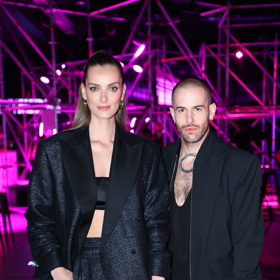 Denisa Dvořáková po boku návrháře Lukáše Macháčka, jehož model na Ceny Anděl vynesla.