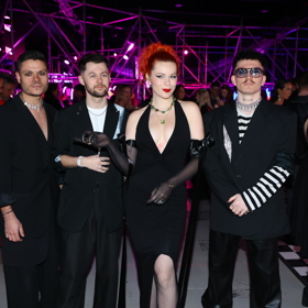 Kluci z kapely, kteří Žofii doprovázejí, plní zároveň funkci jejích bodyguardů.