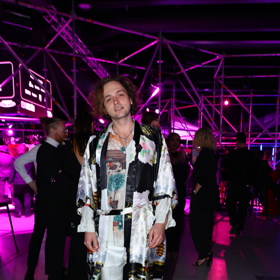 Kimono doplnil Albert bílými koženými kozačkami. 