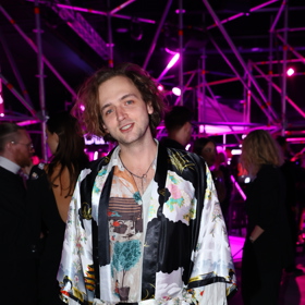 Na předávání Cen Anděl oblékl Albert Romanutti vzdušné japonské kimono. 