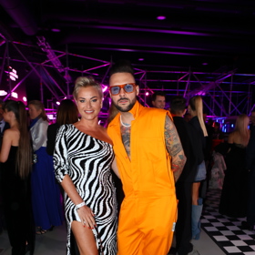 Partner zpěvačky Martiny Pártlové Josef Vařeka byl středem pozornosti díky svému nevšednímu outfitu. Tím byla oranžová popelářská kombinéza