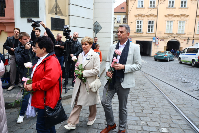 FOTO: Smuteční hosté dorazili na pohřeb. – stránka 125