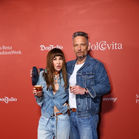 Kaira Hrachovcová poprvé vyvedla do společnosti nového partnera Martina Kačera. Oba se sladili do džínoviny. 