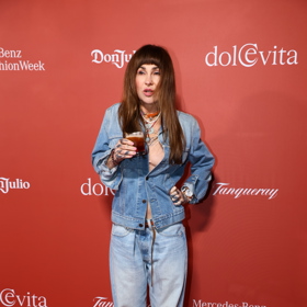 Kaira Hrachovcová se nebála kombinace denimové bundy a světle modrých džínů. Přidala k tomu růžové tenisky. 