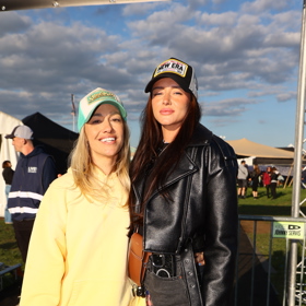 Coming out přišel i u atletky Nikoly Bendové, která oficiálně potvrdila svůj vztah s bývalou pokerovou hráčkou Bárou Mlejnkovou. Nikol byla sedm let ve vztahu s fotbalistou Danielem Köstlem a Bára v minulosti randila s influencerkou Veronikou Biasiol. Láska k nim přišla přirozeně, napsaly společně na sociální sítě. 