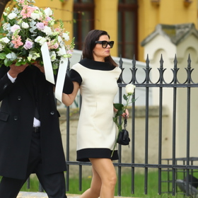 Smuteční hosté nosili krásné květiny.