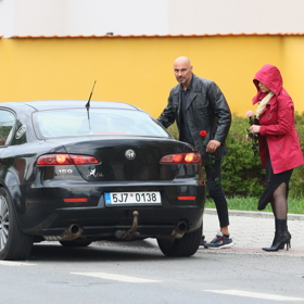 Charlotte Štiková měla přes šaty bundu.  