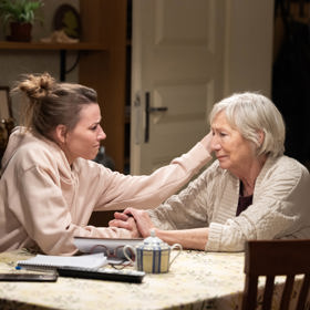 Kvůli milovanému dědovi se z Austrálie vrací Adriana.