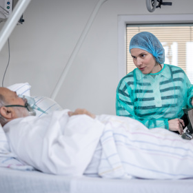 Když se Vlasta Pešek probere z kómatu, jako první spatří svou vnučku Adrianu. Ta se kvůli němu vrátila z Austrálie.