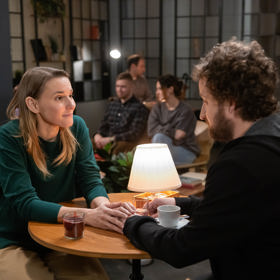 Naštěstí je tu Eddie, který dokáže Adrianu přivést na jiné myšlenky.