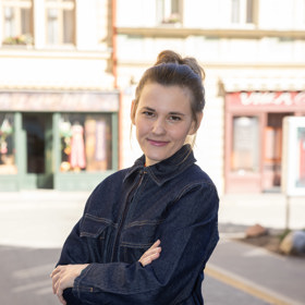 Adrianu hraje Šárka Krausová.