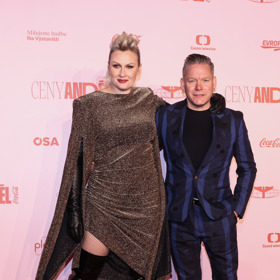 Tereza Černochová a Matěj Ruppert. Tereza oblékla dramatickou zlatavou róbu asymetrického střihu doplněnou o černé kožené kozačky a rukavičky. O styling se postaral Filip Vaněk.