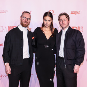 Dominika Hašková v černé róbě od návrháře Lukáše Macháčka. 