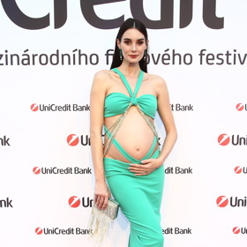 Kristýna Schicková se v Karlových Varech objevila v mentolově zelené róbě, v níž dala na odiv i své těhotenské bříško.