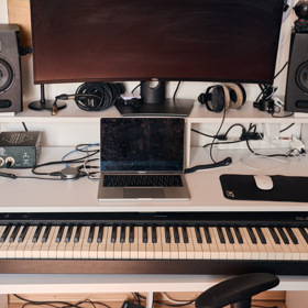 Vévodí mu monitor a samozřejmě klávesy.