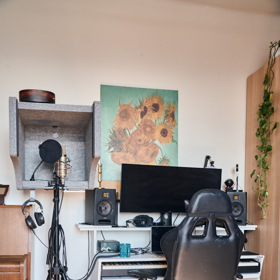 Hudební koutek zdobí i reprodukce slavných Slunečnic.